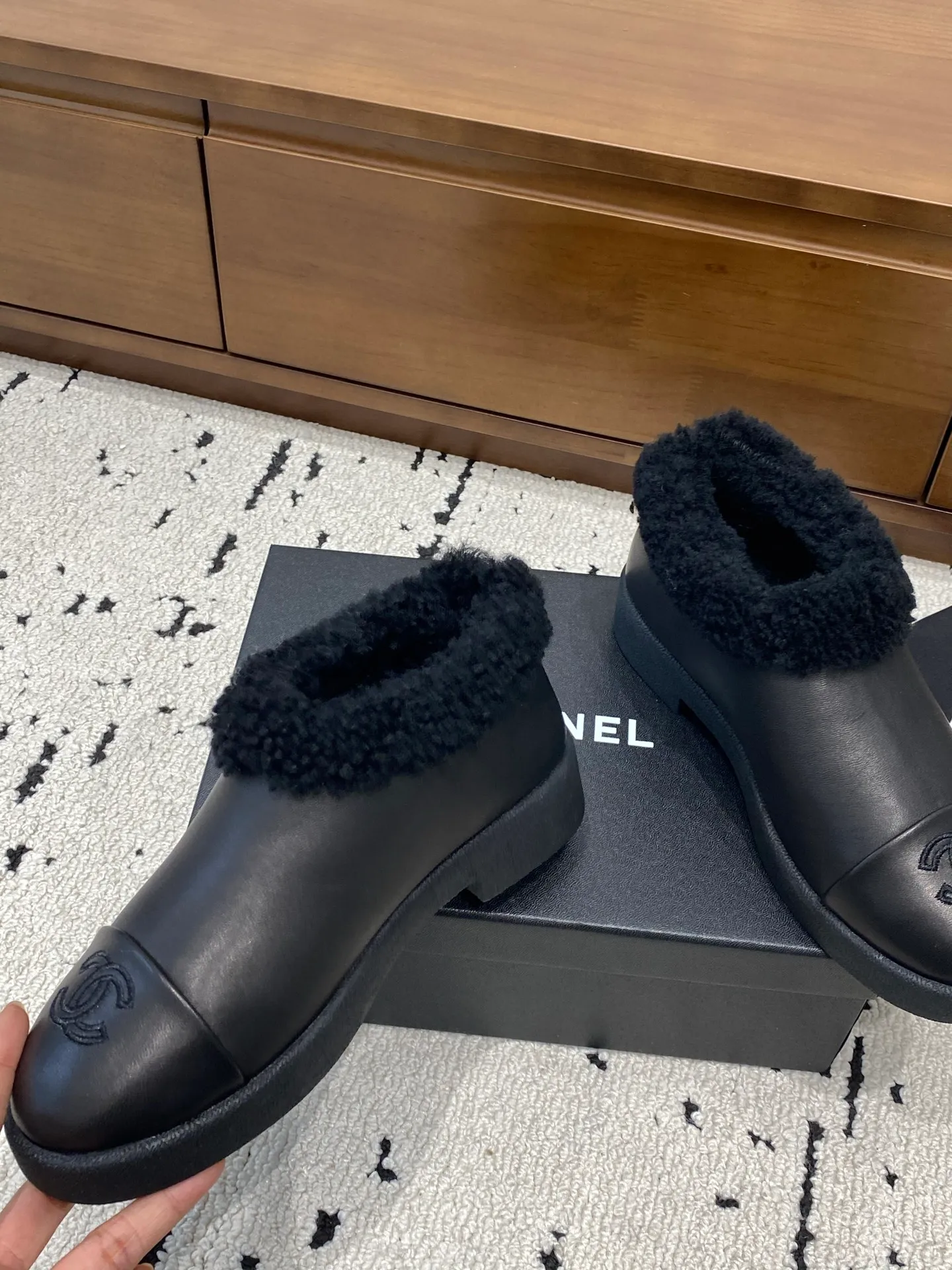 👟👟Ex-factory price 640👟👟 🍀Chanel 2025 autumn and winter style wool shoes Chanel new autumn and winter genuine wool slippers and boots Xiaoxiang 2025 autumn and winter one of the most beautiful snow boots Classic, beautiful and warm snow boots ❤️super warm! It's enough to have it this winter, it's really beautiful and fairy~ Materials and craftsmanship: The upper is made of custom sheepskin/wool/sheepskin, and the inner pads are all made of wool. It feels very soft and comfortable! The sole is the original TPU outsole Size: 35-39 (40.41 customized, non-refundable)